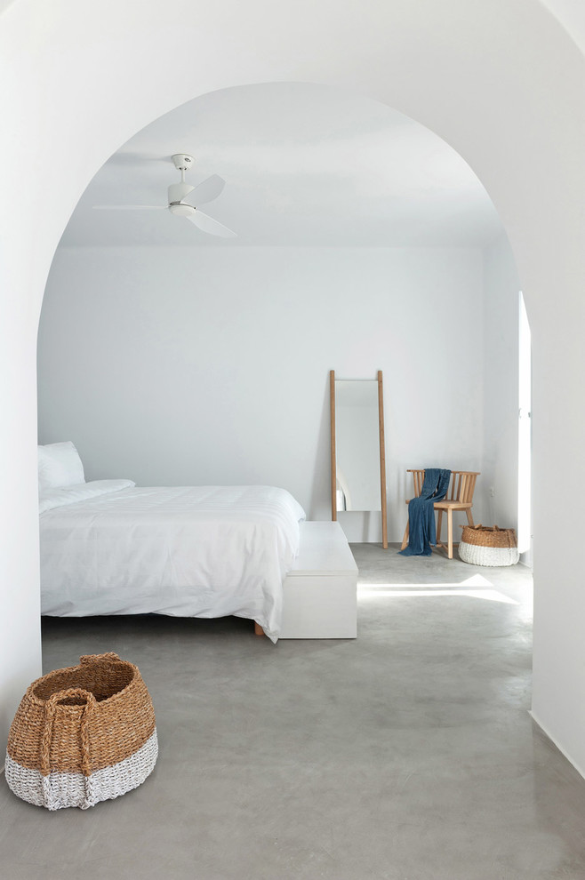 Exempel på ett mellanstort minimalistiskt huvudsovrum, med vita väggar och betonggolv