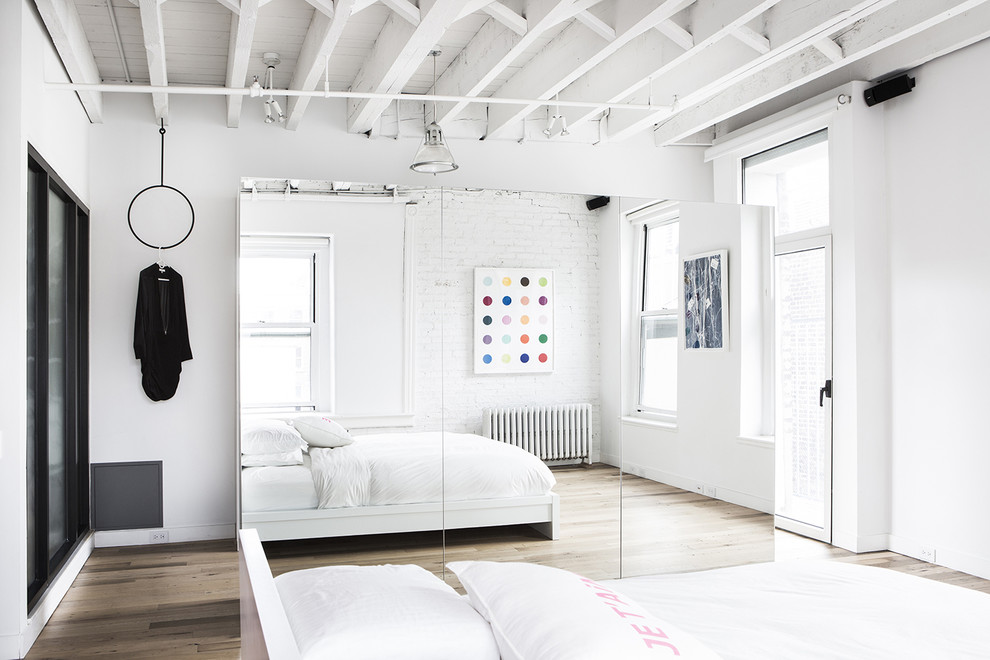 Imagen de dormitorio nórdico sin chimenea con paredes blancas y suelo de madera clara