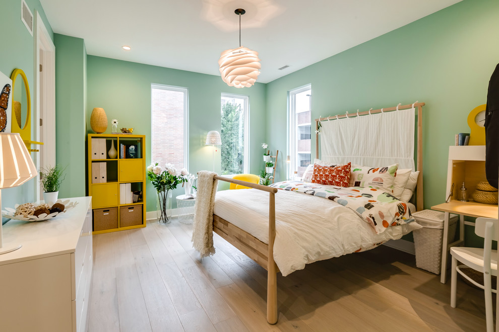 Diseño de dormitorio nórdico con paredes verdes, suelo de madera clara y suelo beige