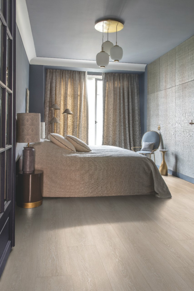 Ejemplo de dormitorio escandinavo con suelo laminado y suelo beige