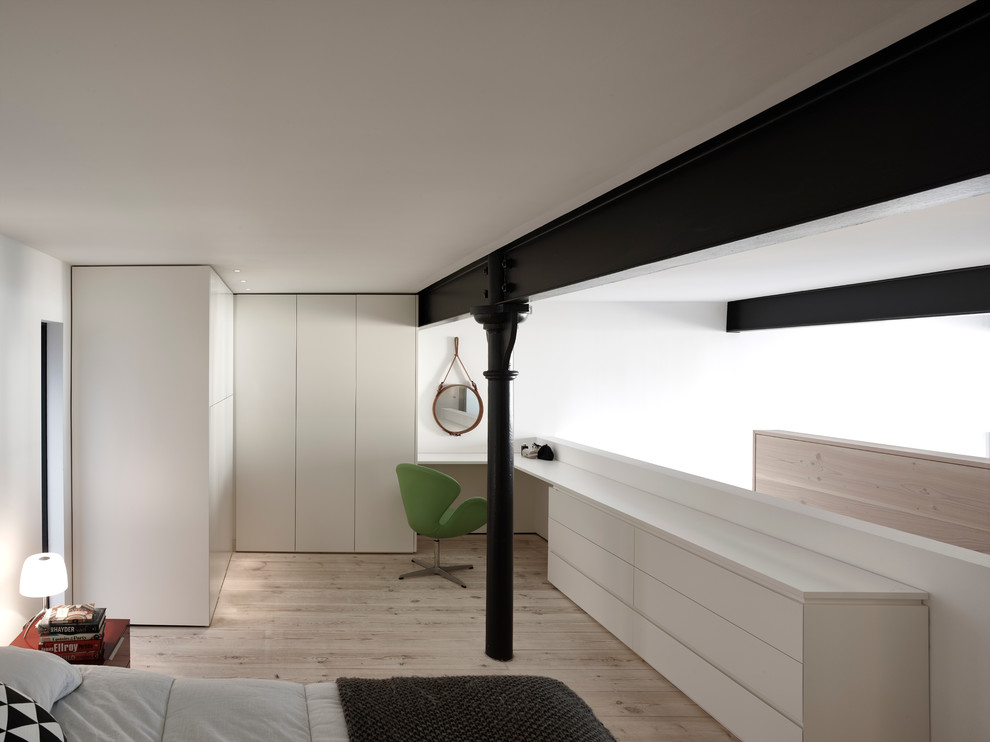Foto på ett minimalistiskt sovloft, med vita väggar och ljust trägolv