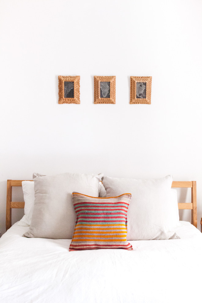 Mittelgroßes Skandinavisches Schlafzimmer mit weißer Wandfarbe in Los Angeles
