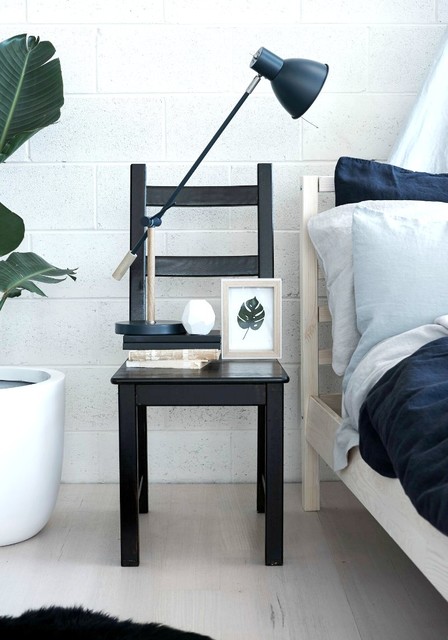 Utiliser une chaise comme table de chevet, une astuce déco pour aménager la  chambre