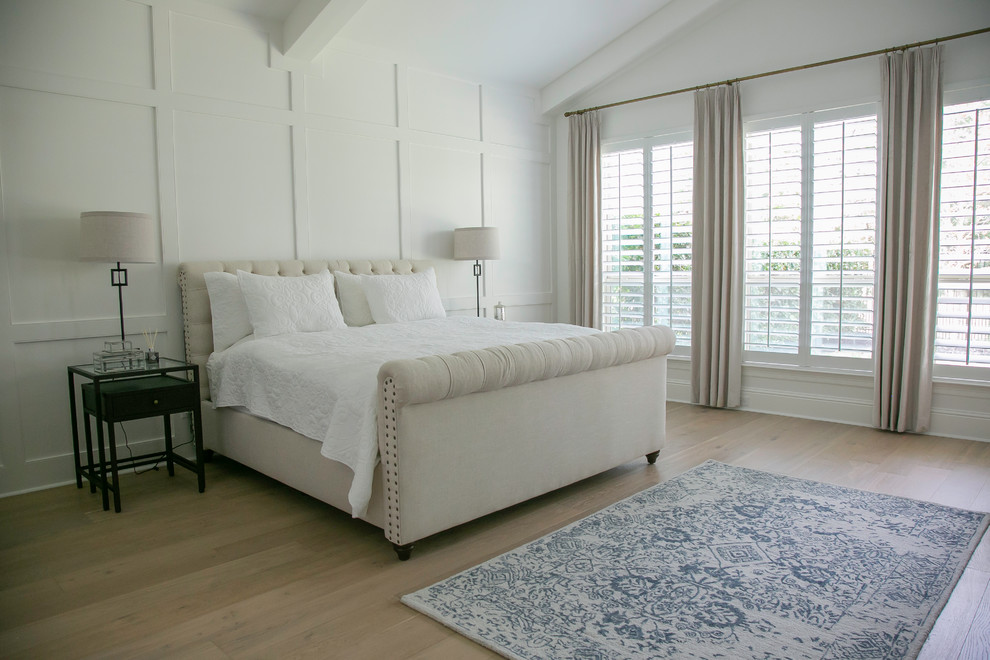 Источник вдохновения для домашнего уюта: большая хозяйская спальня в скандинавском стиле с серыми стенами, светлым паркетным полом и бежевым полом