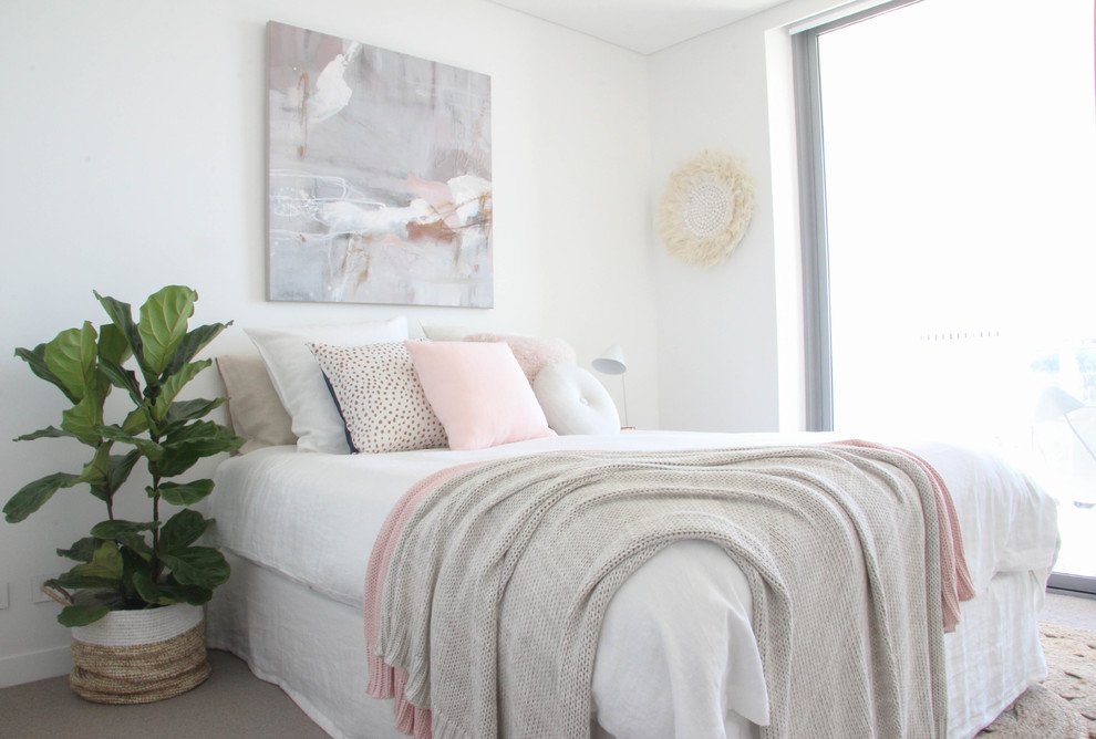 На фото: гостевая спальня среднего размера, (комната для гостей) в скандинавском стиле с белыми стенами и ковровым покрытием с