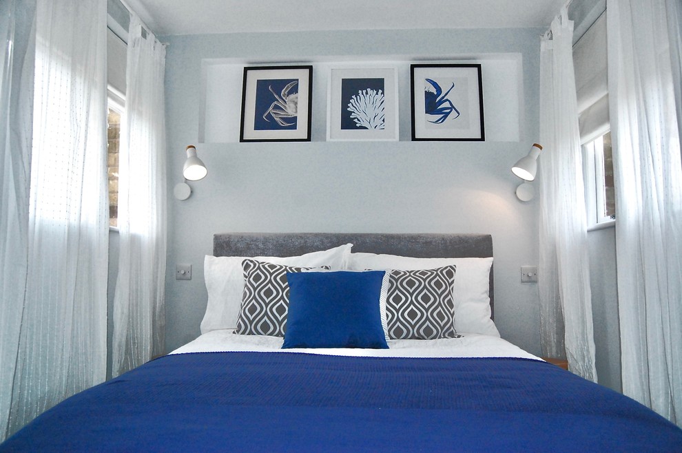 Mittelgroßes Nordisches Hauptschlafzimmer mit grauer Wandfarbe, hellem Holzboden und weißem Boden in Sonstige