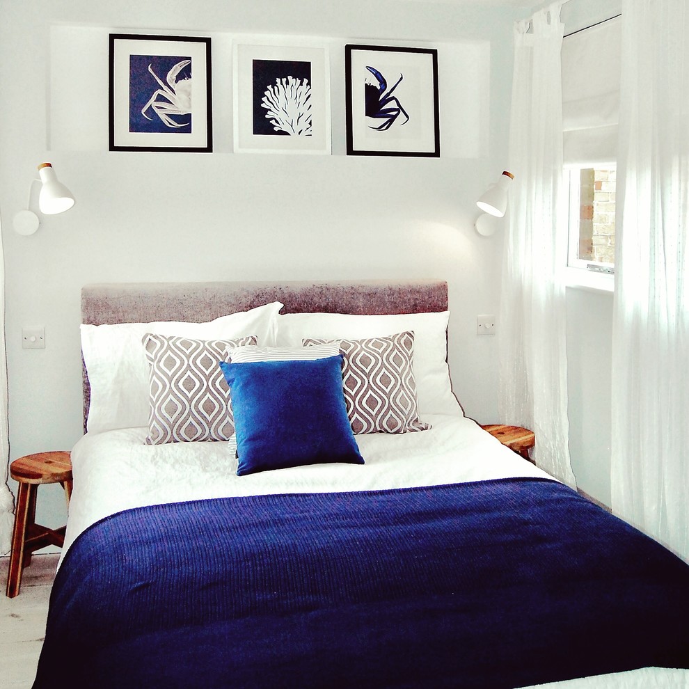 Cette photo montre une chambre parentale scandinave de taille moyenne avec un mur gris, parquet clair et un sol blanc.