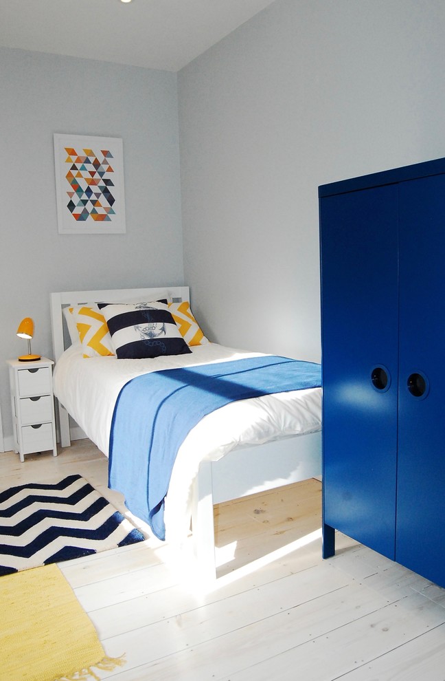 Источник вдохновения для домашнего уюта: хозяйская спальня среднего размера в скандинавском стиле с серыми стенами, светлым паркетным полом и белым полом