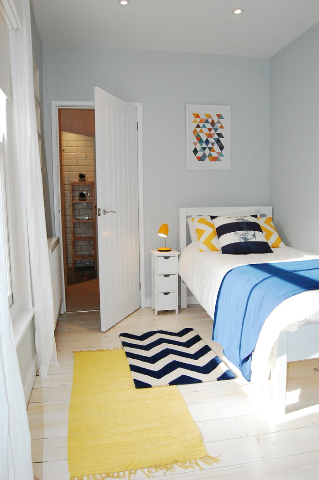 Свежая идея для дизайна: хозяйская спальня среднего размера в скандинавском стиле с серыми стенами, светлым паркетным полом и белым полом - отличное фото интерьера