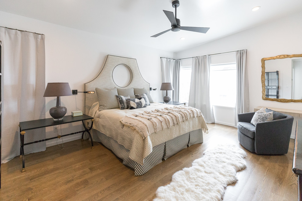 Ejemplo de dormitorio principal clásico renovado grande con paredes blancas, suelo de madera en tonos medios y suelo marrón