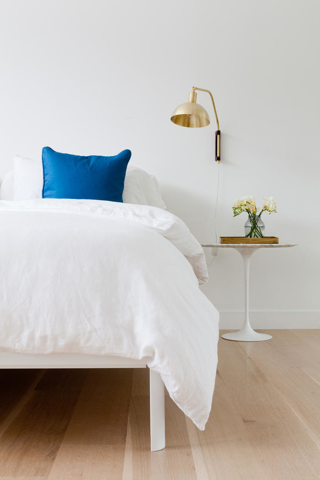 Foto di una grande camera da letto scandinava con parquet chiaro