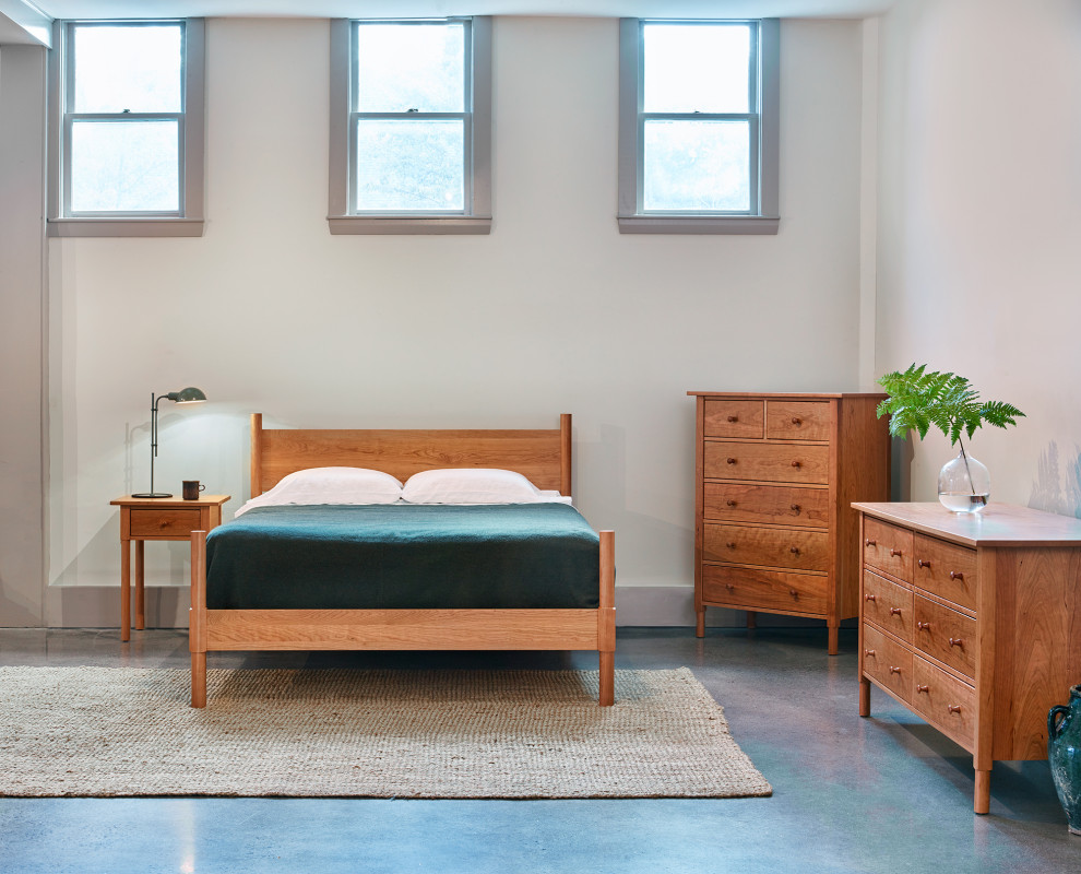 Immagine di una camera da letto stile loft nordica di medie dimensioni con pareti bianche, pavimento in cemento, nessun camino e pavimento grigio