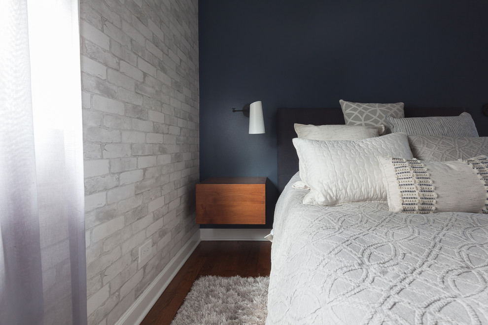 Стильный дизайн: большая хозяйская спальня в современном стиле с синими стенами и паркетным полом среднего тона - последний тренд