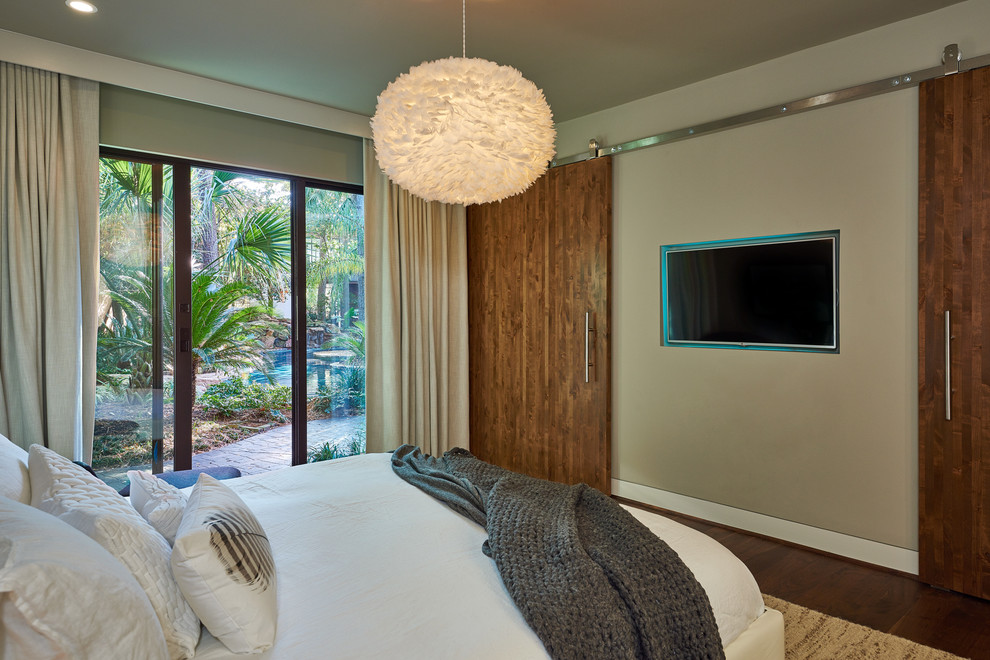 На фото: большая гостевая спальня (комната для гостей) в современном стиле с серыми стенами и темным паркетным полом с