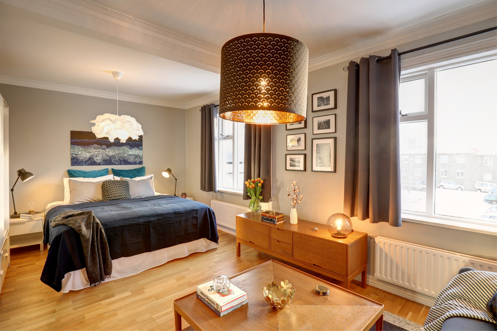 Свежая идея для дизайна: гостевая спальня среднего размера, (комната для гостей) в скандинавском стиле с серыми стенами и светлым паркетным полом без камина - отличное фото интерьера