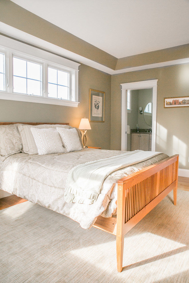 Modernes Gästezimmer mit grüner Wandfarbe und braunem Holzboden in Portland Maine