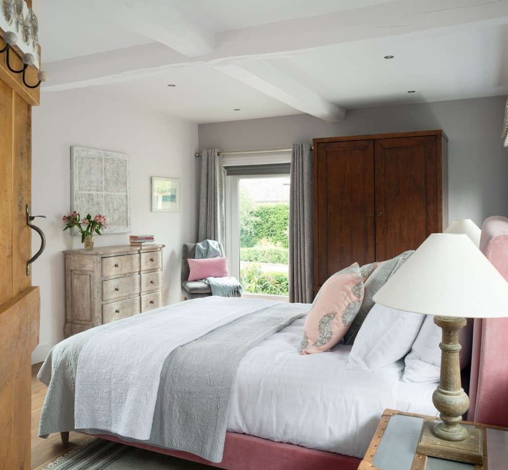 Diseño de habitación de invitados campestre de tamaño medio con paredes grises, suelo de madera clara y suelo beige
