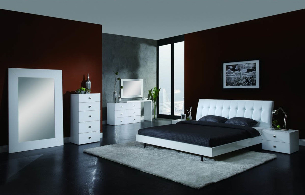 Inspiration for a large modern master bedroom remodel in New York