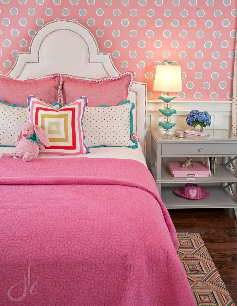 Modelo de habitación de invitados tradicional renovada de tamaño medio sin chimenea con paredes rosas, suelo de madera oscura y suelo marrón