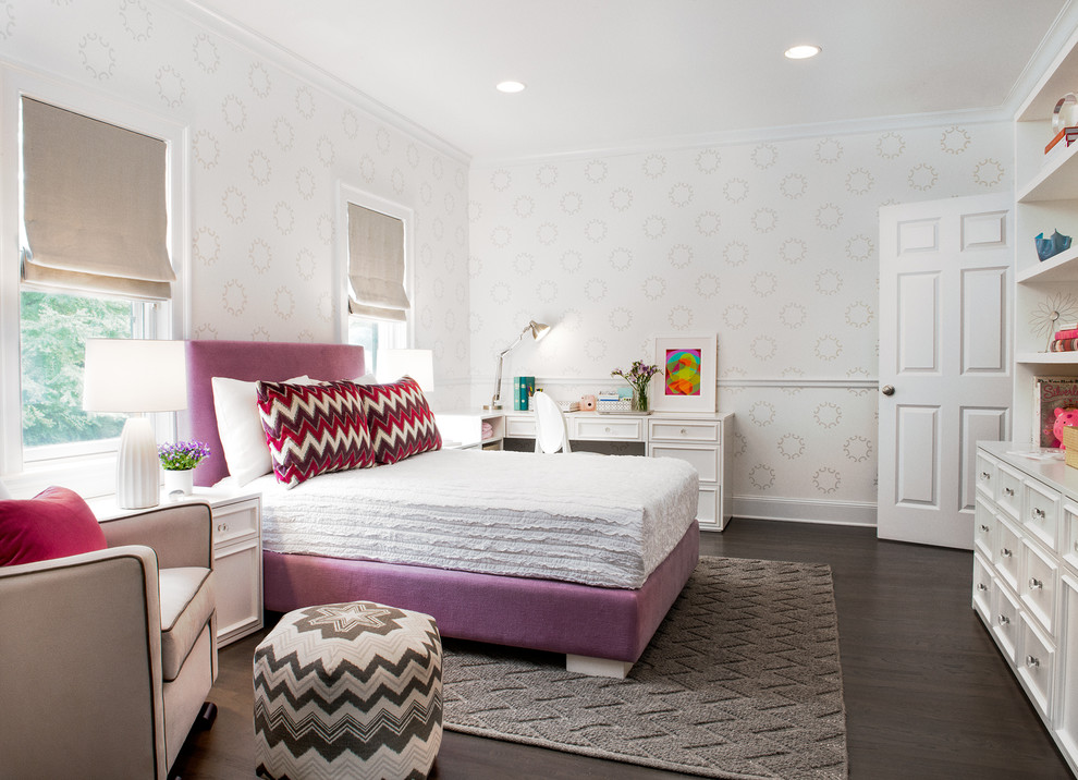 Идея дизайна: гостевая спальня среднего размера, (комната для гостей) в стиле неоклассика (современная классика) с белыми стенами, темным паркетным полом и коричневым полом без камина