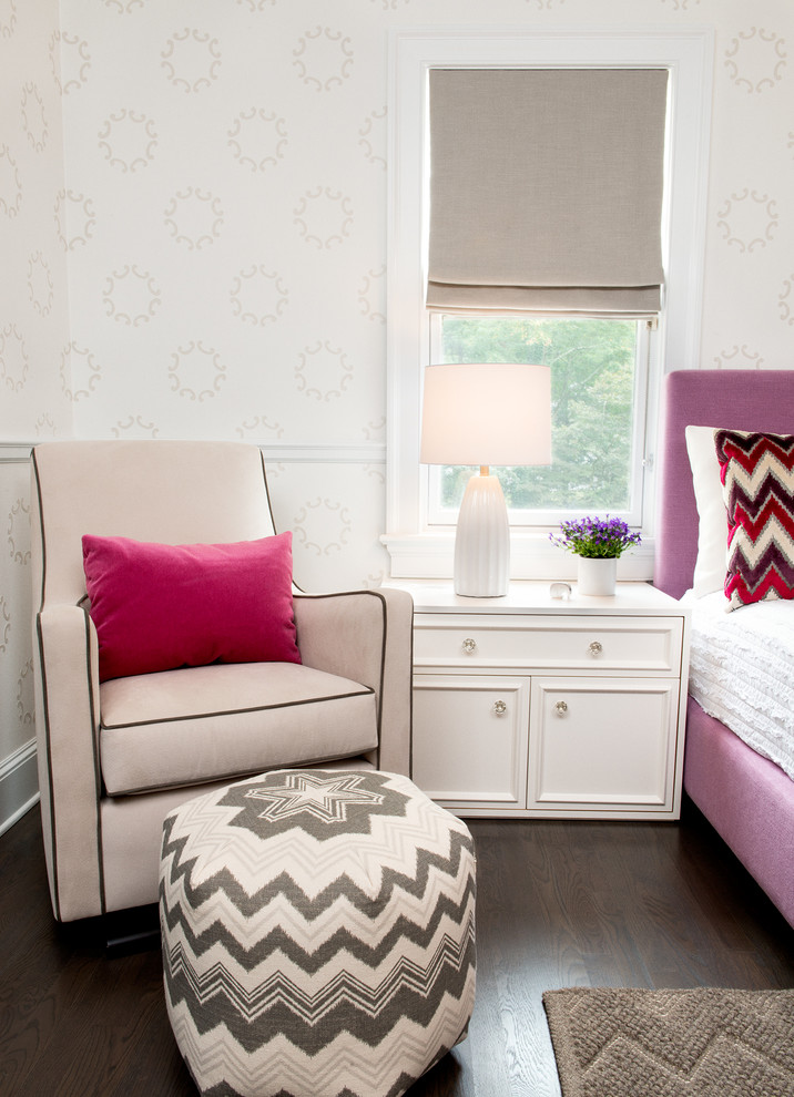 Idée de décoration pour une chambre d'amis grise et rose tradition de taille moyenne avec un mur blanc, parquet foncé et un sol marron.