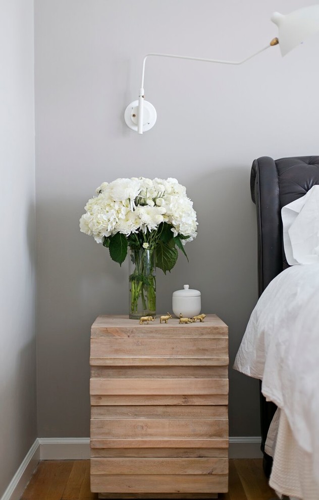 Diseño de habitación de invitados moderna de tamaño medio con paredes grises y moqueta