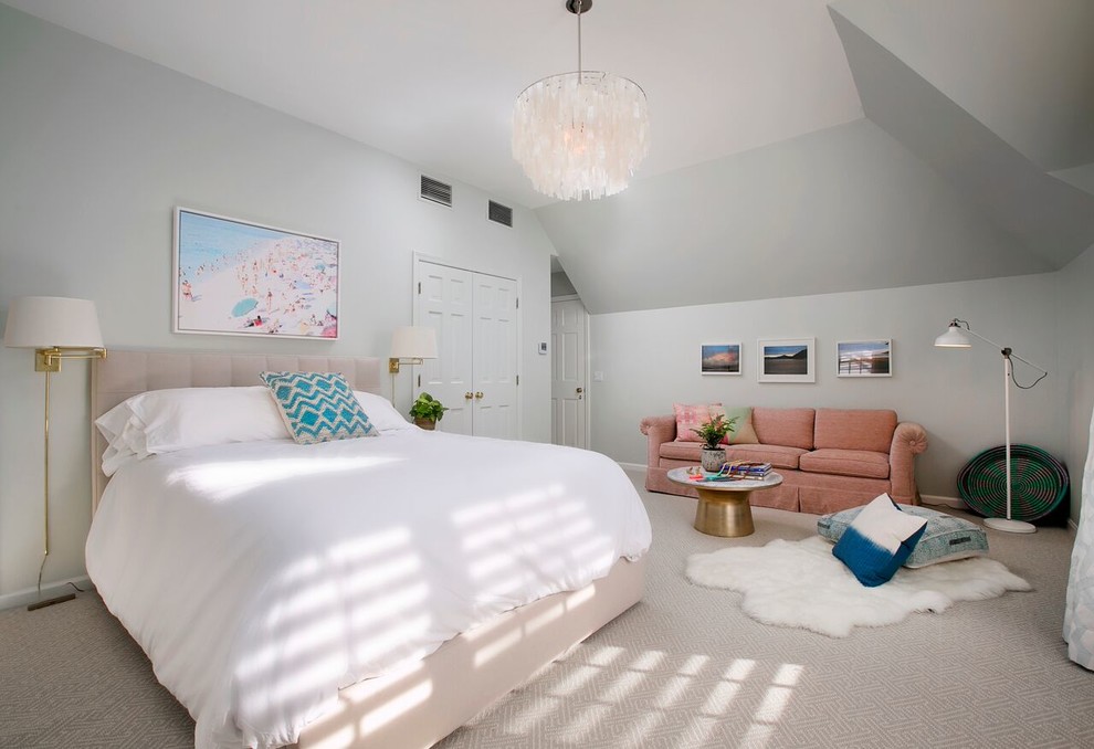 Свежая идея для дизайна: гостевая спальня среднего размера, (комната для гостей) в стиле модернизм с зелеными стенами и ковровым покрытием - отличное фото интерьера