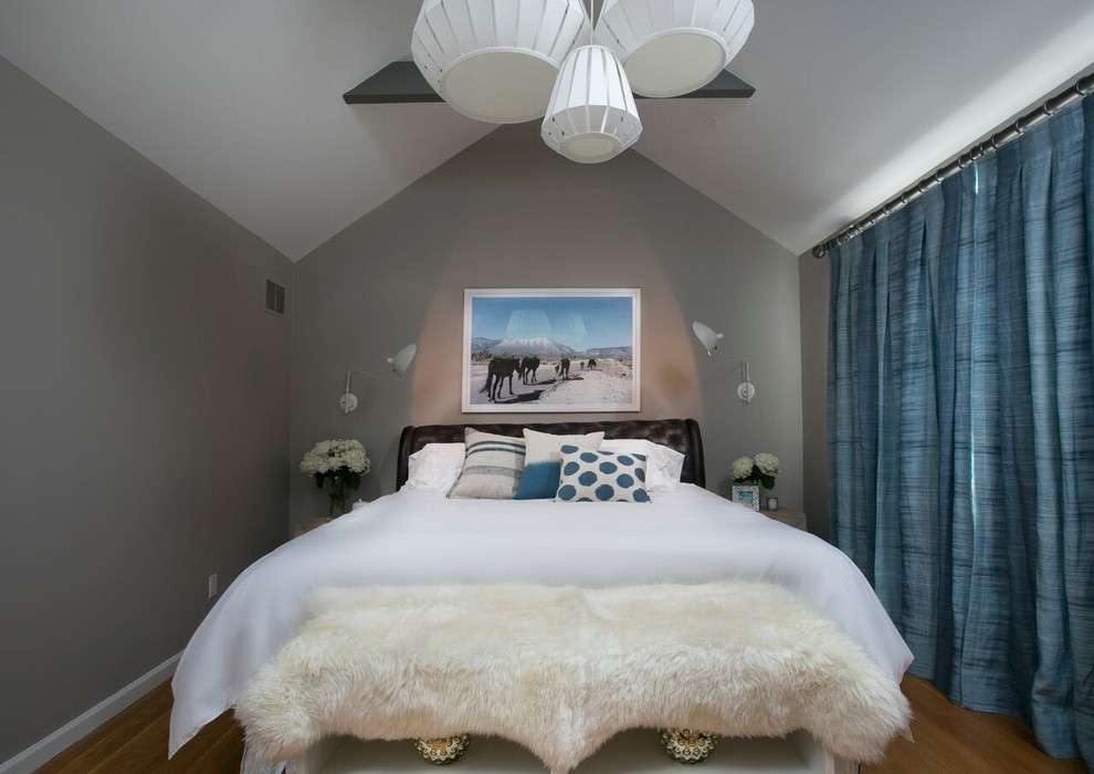 Ejemplo de habitación de invitados moderna de tamaño medio con paredes grises y moqueta