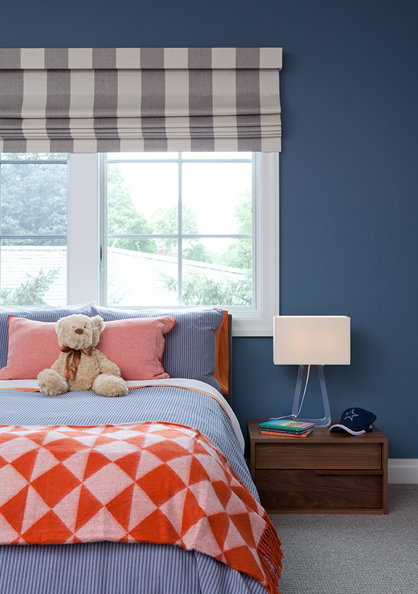Стильный дизайн: спальня среднего размера в современном стиле с синими стенами и ковровым покрытием - последний тренд