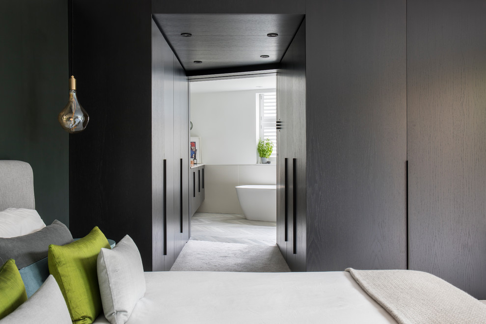 Idee per una camera da letto design con pareti verdi, moquette e pavimento bianco