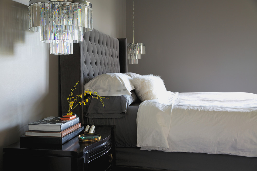 Источник вдохновения для домашнего уюта: большая хозяйская спальня в современном стиле с серыми стенами и темным паркетным полом без камина