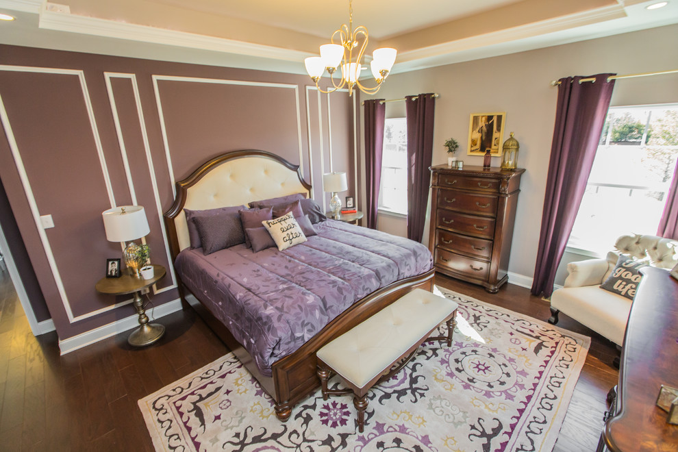 Mittelgroßes Klassisches Hauptschlafzimmer mit lila Wandfarbe und dunklem Holzboden in Philadelphia