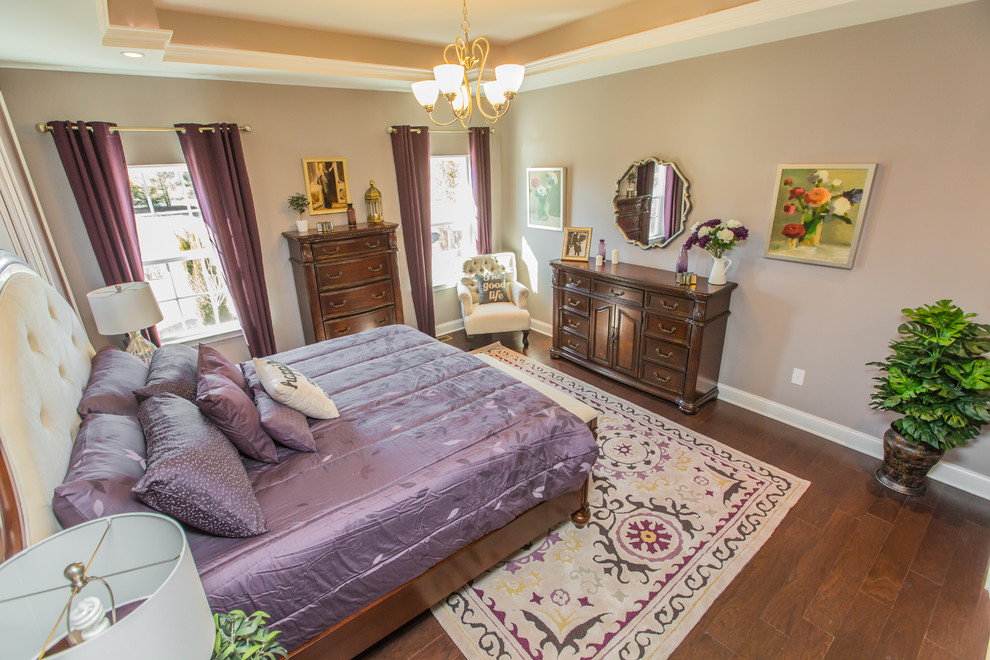 Diseño de dormitorio principal tradicional renovado de tamaño medio con paredes púrpuras y suelo de madera oscura