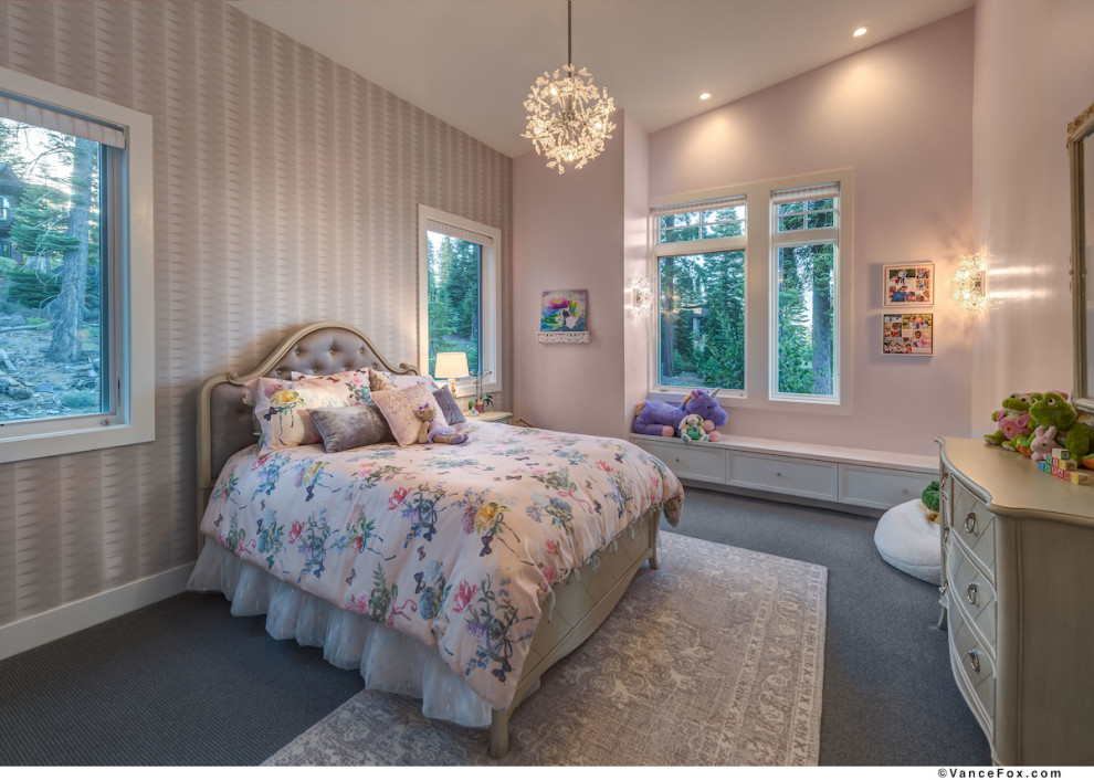 Immagine di una camera da letto di medie dimensioni con pareti viola