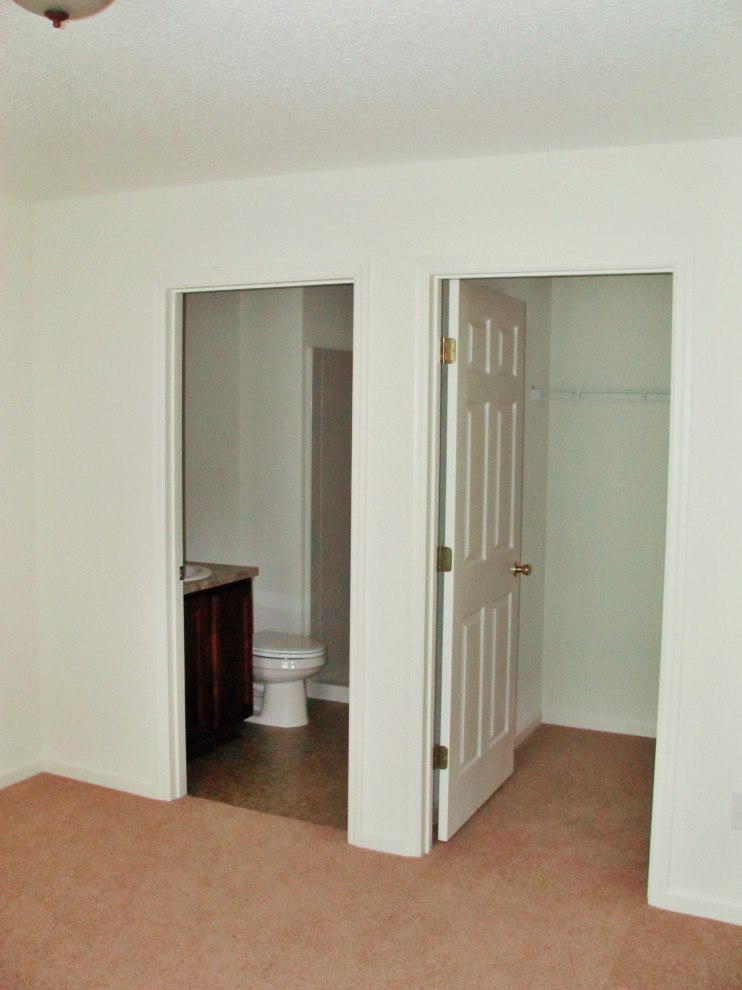 Ejemplo de habitación de invitados romántica de tamaño medio sin chimenea con paredes beige, moqueta y suelo marrón