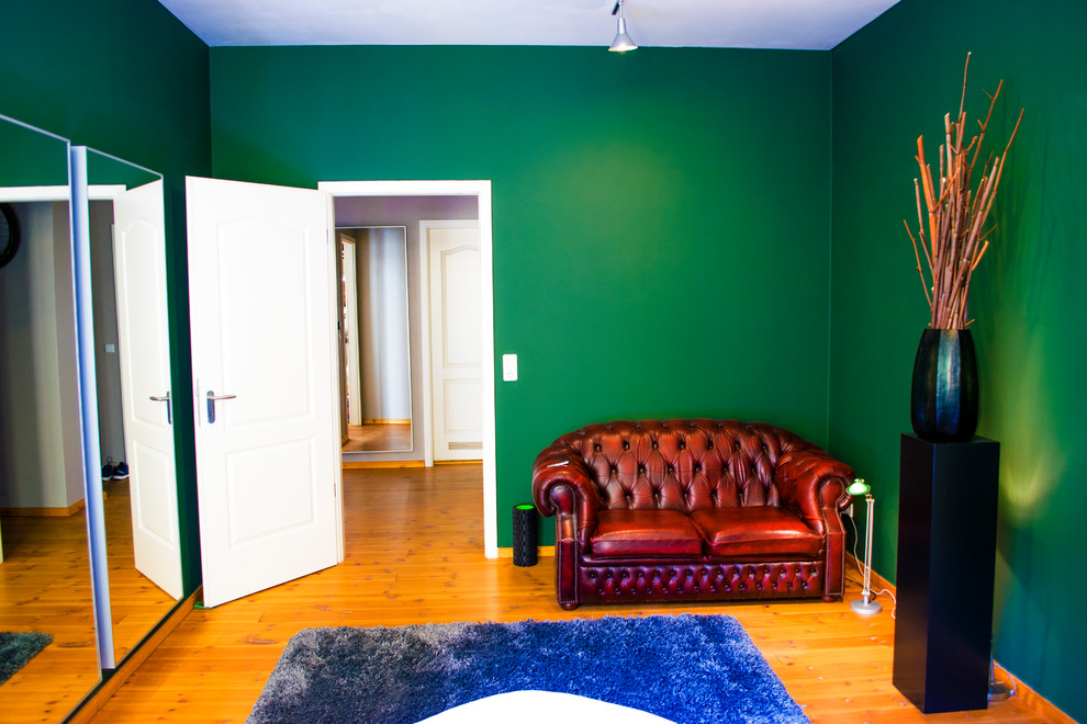 ベルリンにある中くらいなエクレクティックスタイルのおしゃれな主寝室 (緑の壁、無垢フローリング、マルチカラーの床) のインテリア