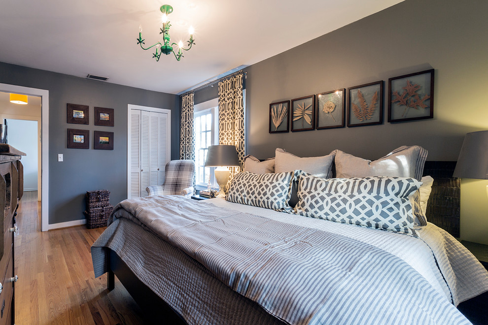 На фото: гостевая спальня среднего размера, (комната для гостей) в морском стиле с серыми стенами и паркетным полом среднего тона с