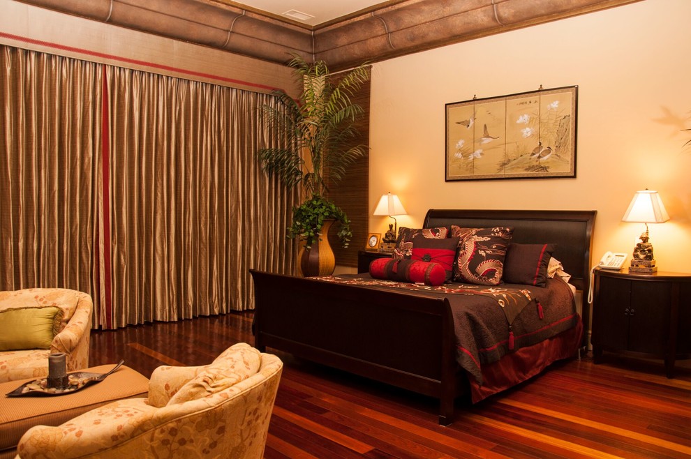 Großes Mediterranes Hauptschlafzimmer ohne Kamin mit beiger Wandfarbe, dunklem Holzboden und rotem Boden in San Diego