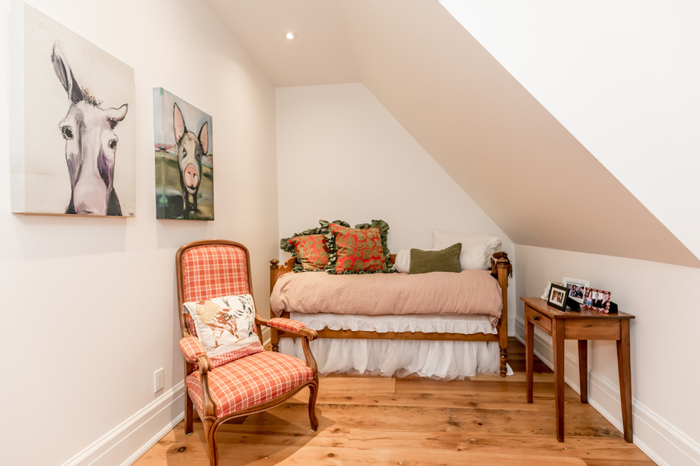 Kleines Country Gästezimmer mit weißer Wandfarbe und braunem Holzboden in Toronto