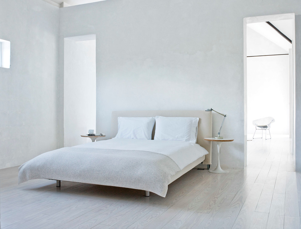 Imagen de dormitorio contemporáneo con paredes grises y suelo de madera clara