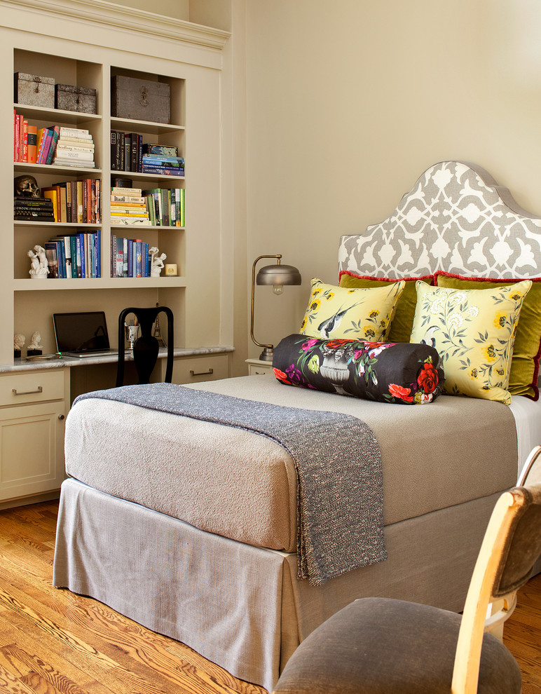 Cette image montre une chambre parentale bohème avec un mur beige et un sol en bois brun.