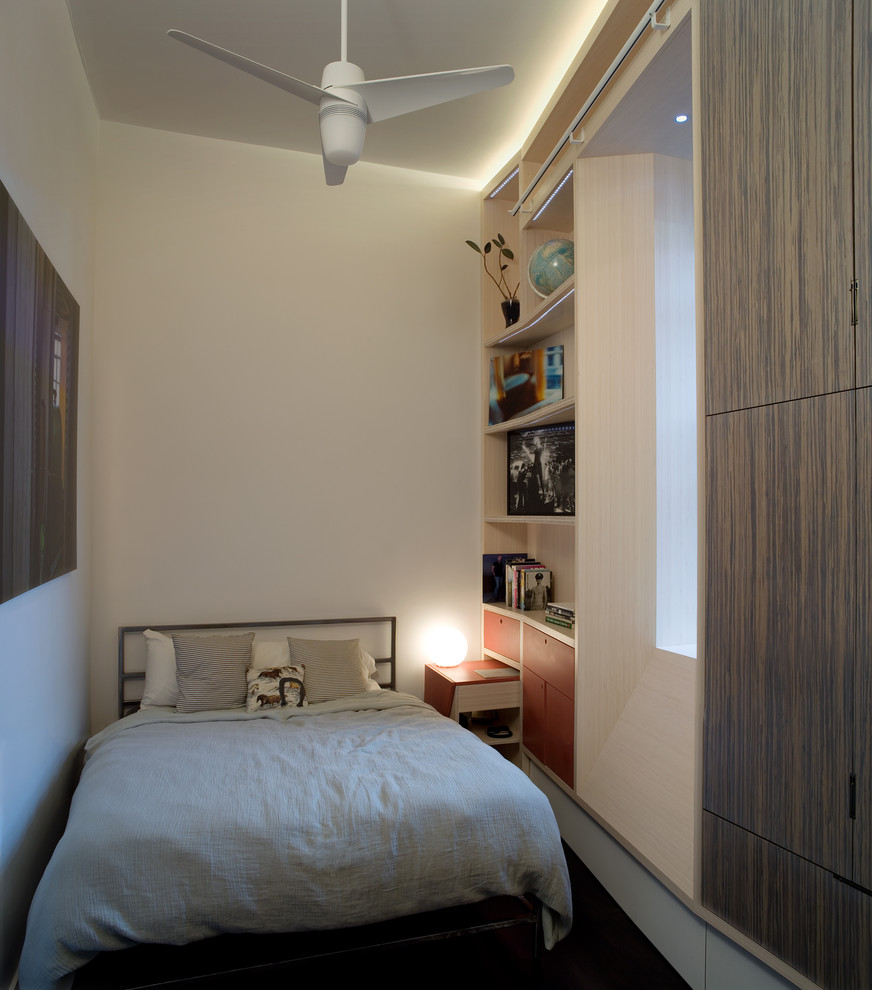 ニューヨークにある小さなコンテンポラリースタイルのおしゃれな客用寝室 (白い壁、濃色無垢フローリング、暖炉なし、茶色い床)