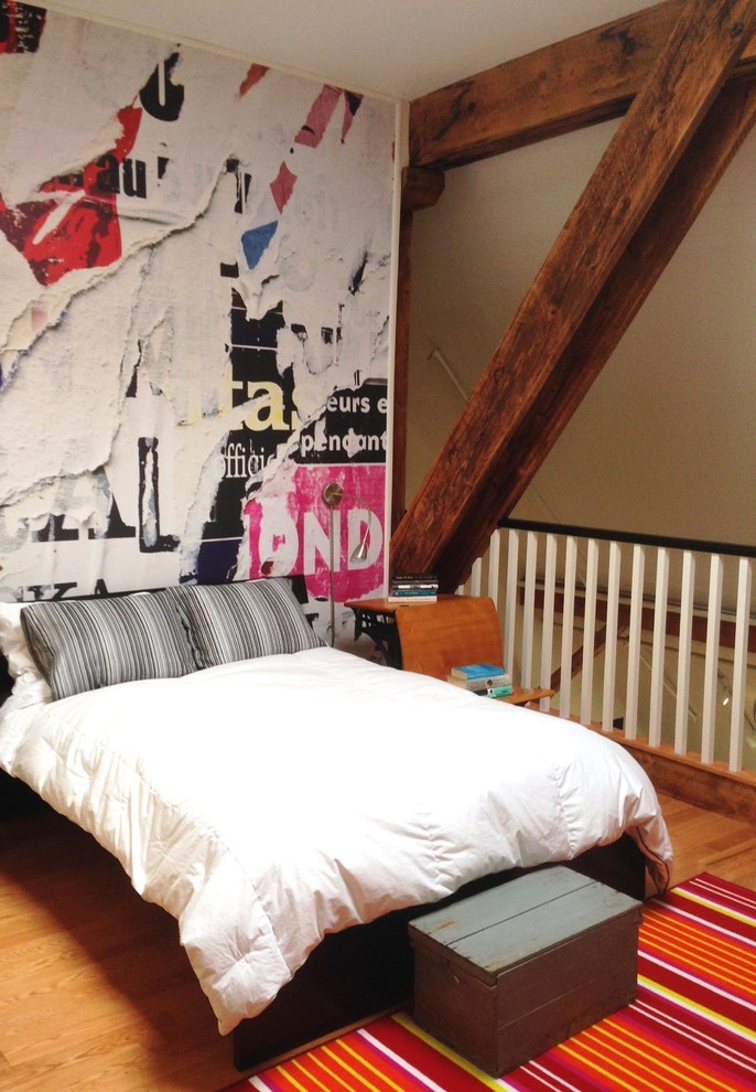 Источник вдохновения для домашнего уюта: большая спальня на антресоли в стиле лофт с разноцветными стенами и паркетным полом среднего тона без камина