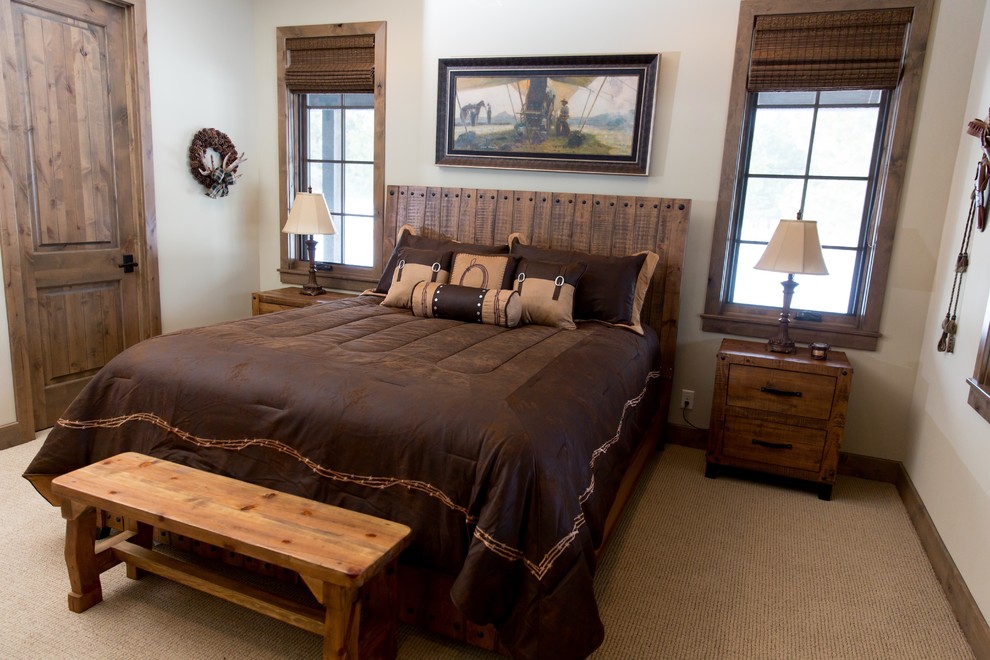 Immagine di una camera da letto stile rurale di medie dimensioni con pareti beige, moquette, nessun camino e pavimento beige