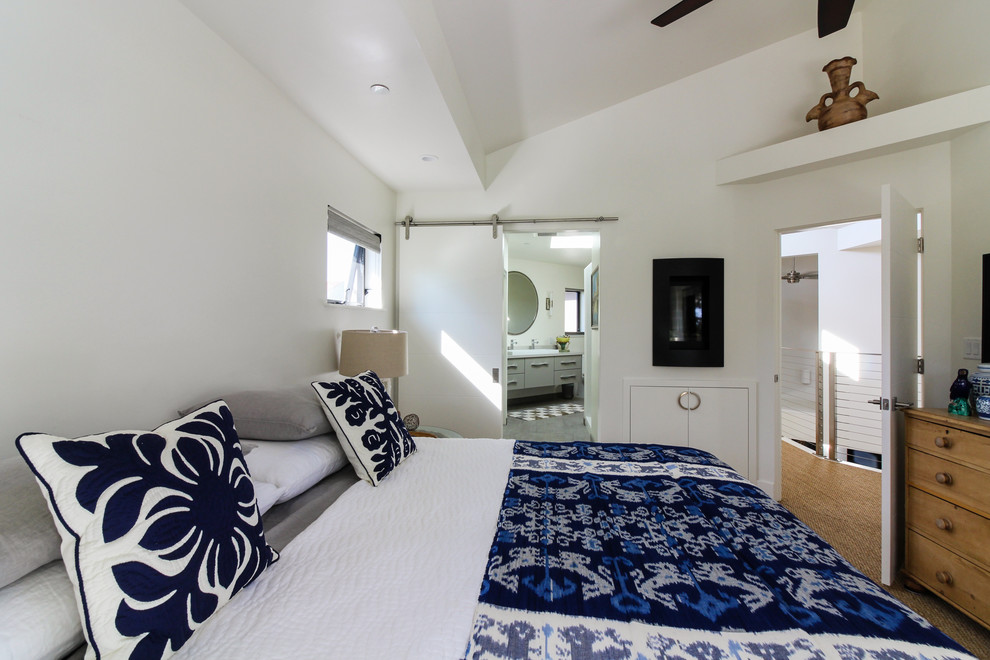 Пример оригинального дизайна: большая хозяйская спальня в стиле модернизм с белыми стенами, ковровым покрытием, угловым камином, фасадом камина из металла и бежевым полом