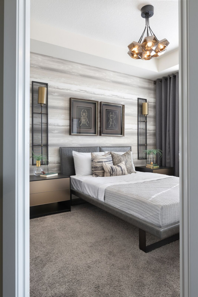 Foto de dormitorio principal actual de tamaño medio con paredes grises, moqueta y suelo gris
