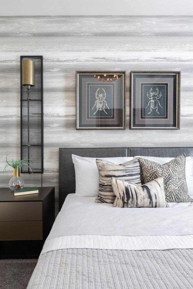 Immagine di una camera matrimoniale minimalista di medie dimensioni con pareti grigie, moquette e pavimento grigio