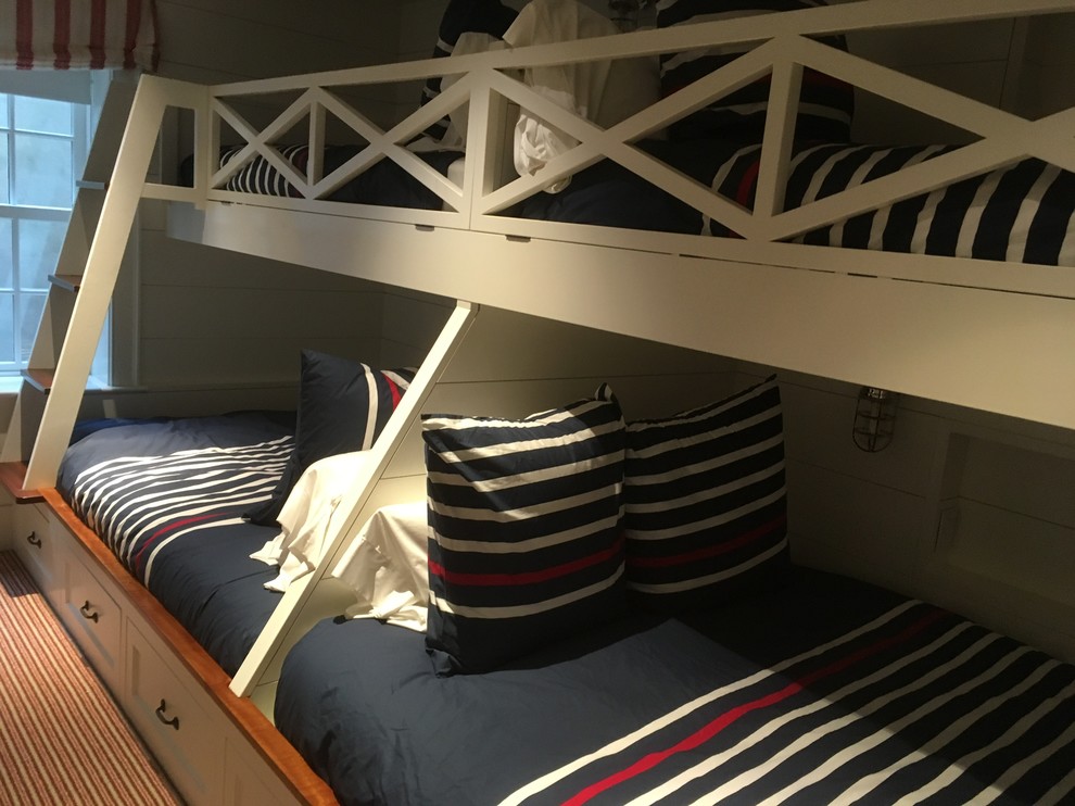 Esempio di una camera degli ospiti stile marino di medie dimensioni con moquette, pareti bianche, nessun camino e pavimento multicolore