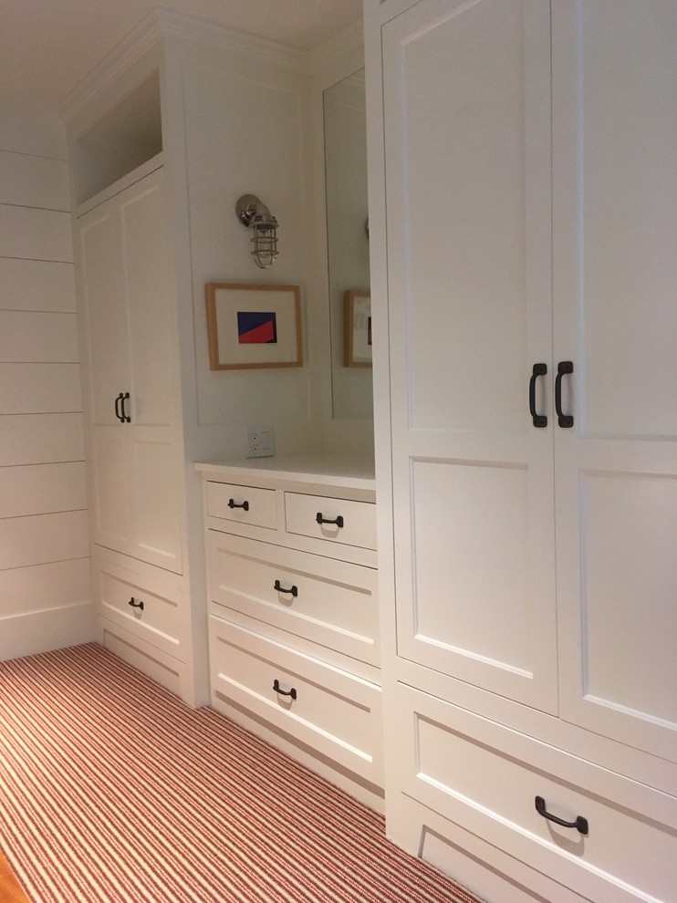 Идея дизайна: гостевая спальня среднего размера, (комната для гостей) в морском стиле с ковровым покрытием, белыми стенами и разноцветным полом без камина