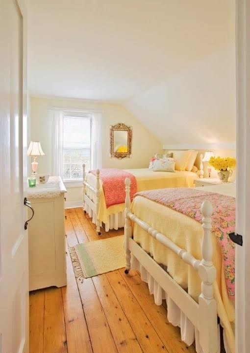 Foto di una camera degli ospiti shabby-chic style di medie dimensioni con pareti gialle, parquet chiaro e nessun camino